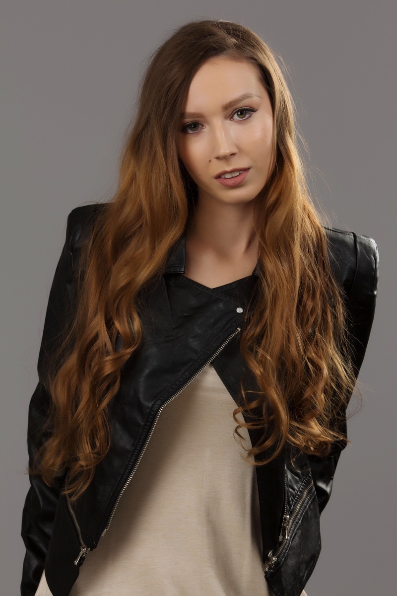 Female model photo shoot of Larisa Z