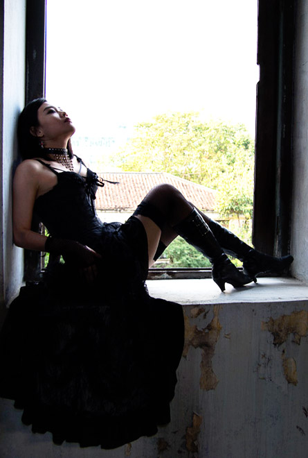 Female model photo shoot of Sira Dragonnier by SvenBenecke