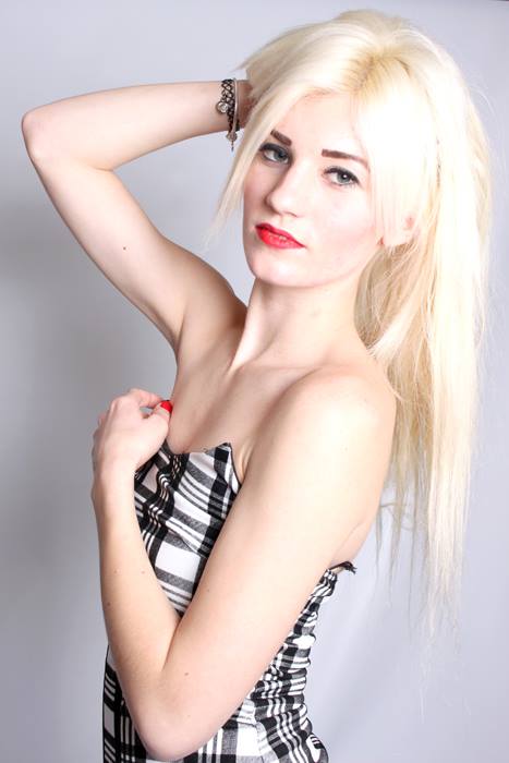 Female model photo shoot of Blondie2323