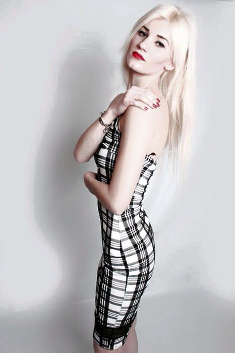 Female model photo shoot of Blondie2323