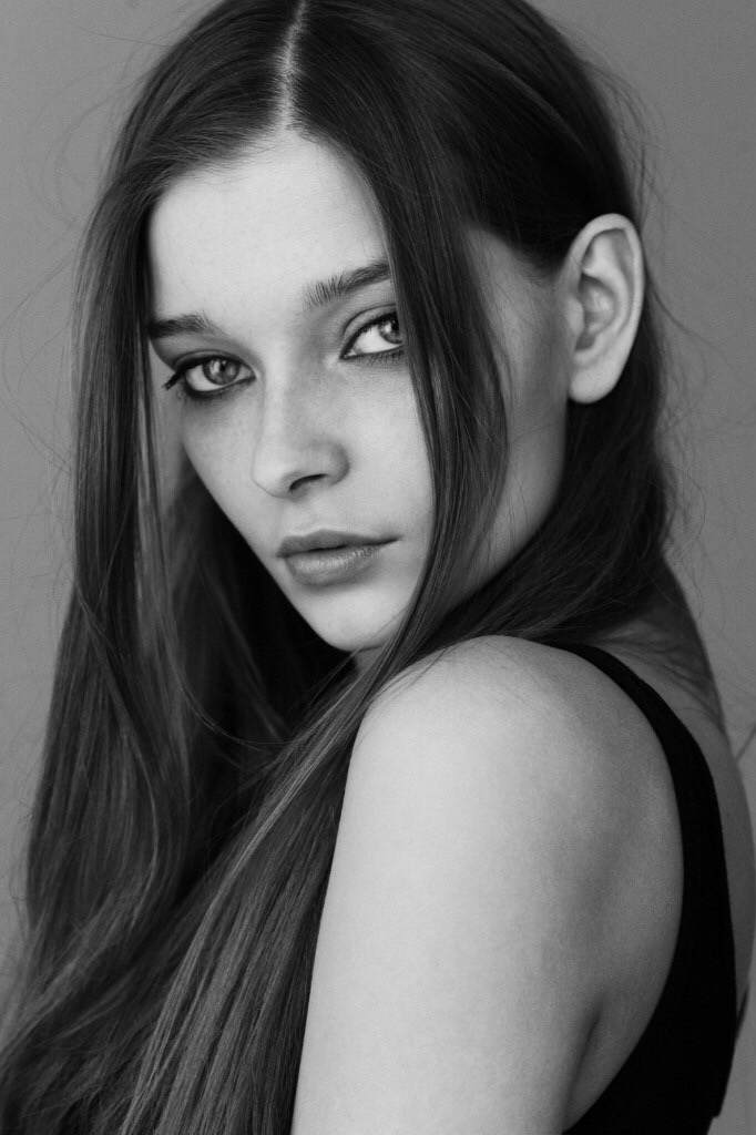 Female model photo shoot of Anna Raise