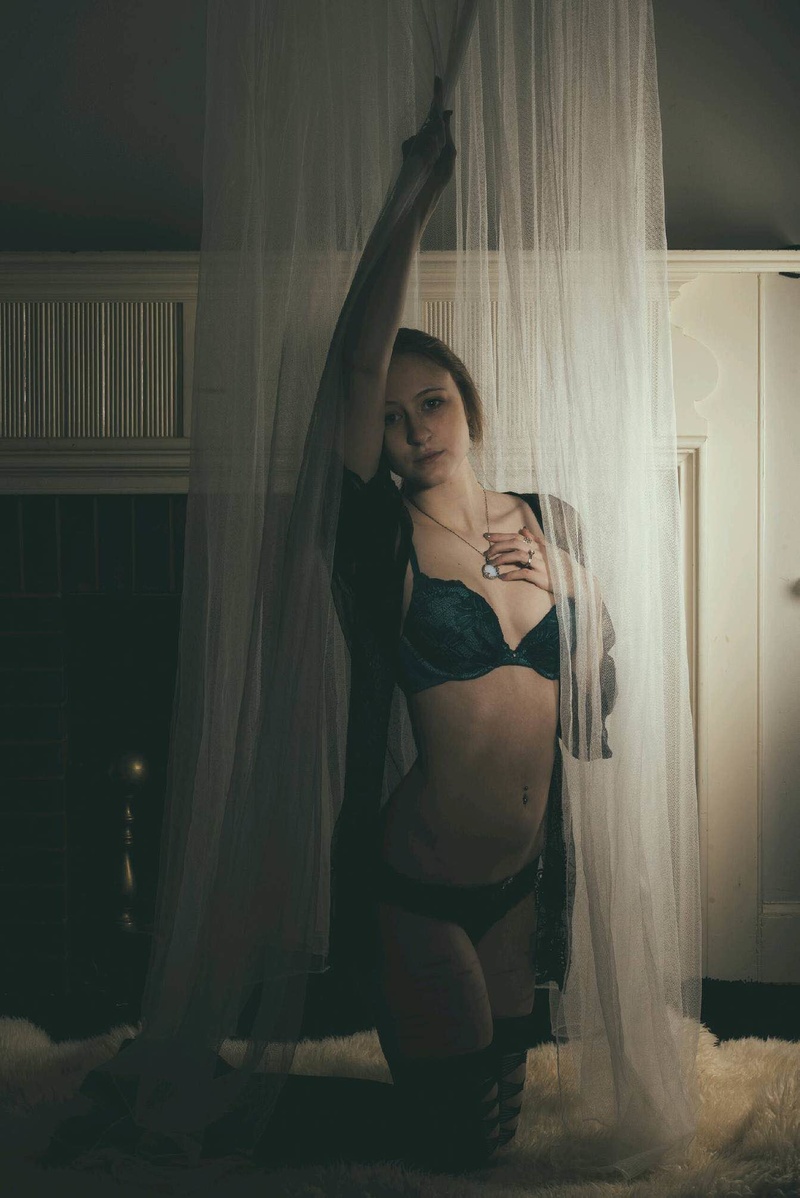 Female model photo shoot of Verity Cobain