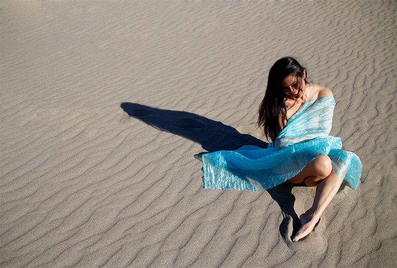 Female model photo shoot of Tomiko by sherylhess in Mesquite Sand Dunes, Death Valley