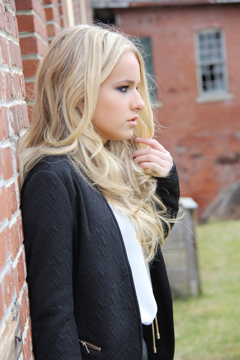 Female model photo shoot of Alexandralono16