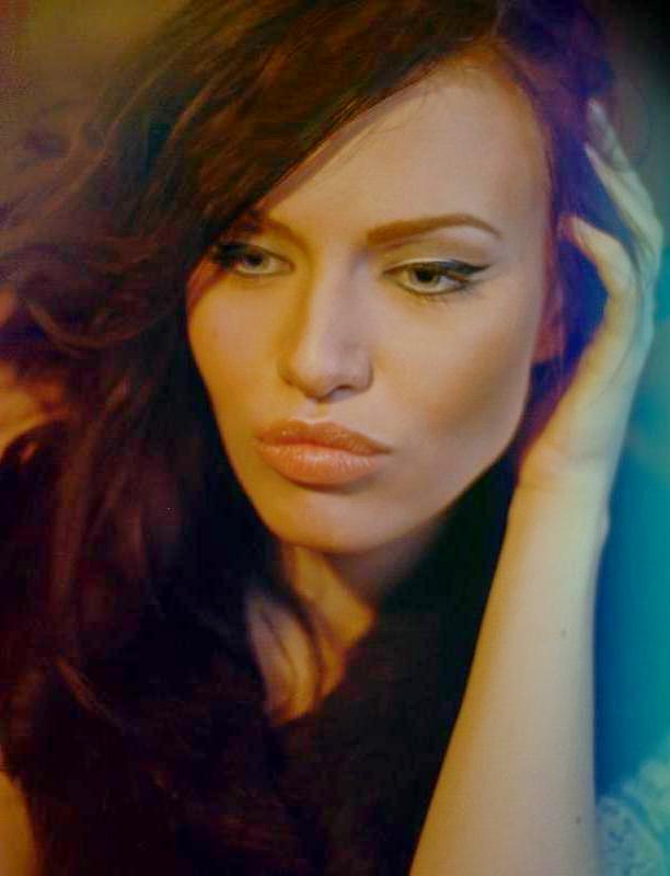 Female model photo shoot of Dimodel