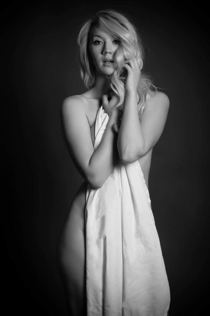 Female model photo shoot of Amanda Dye