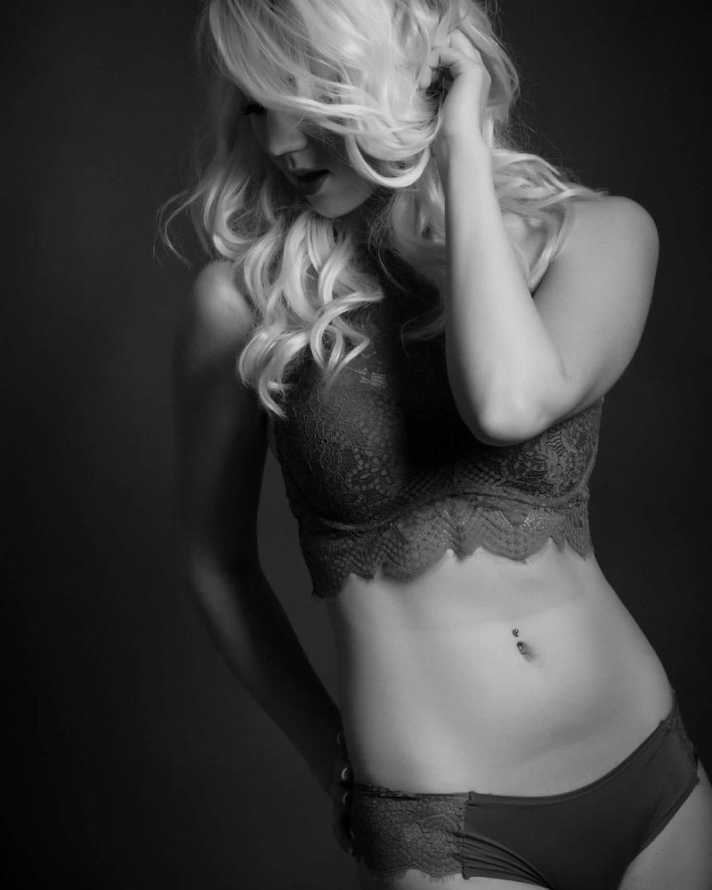 Female model photo shoot of Amanda Dye