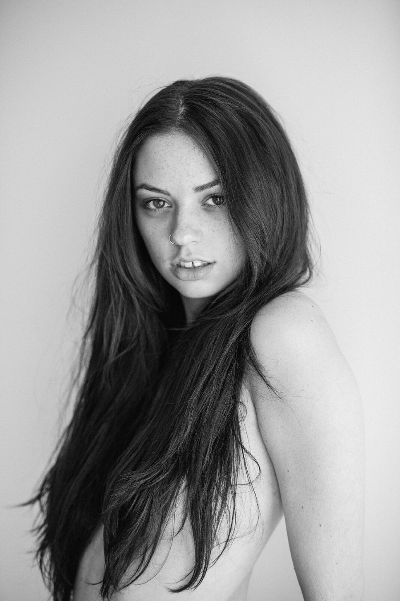 Female model photo shoot of Daniella Chappella