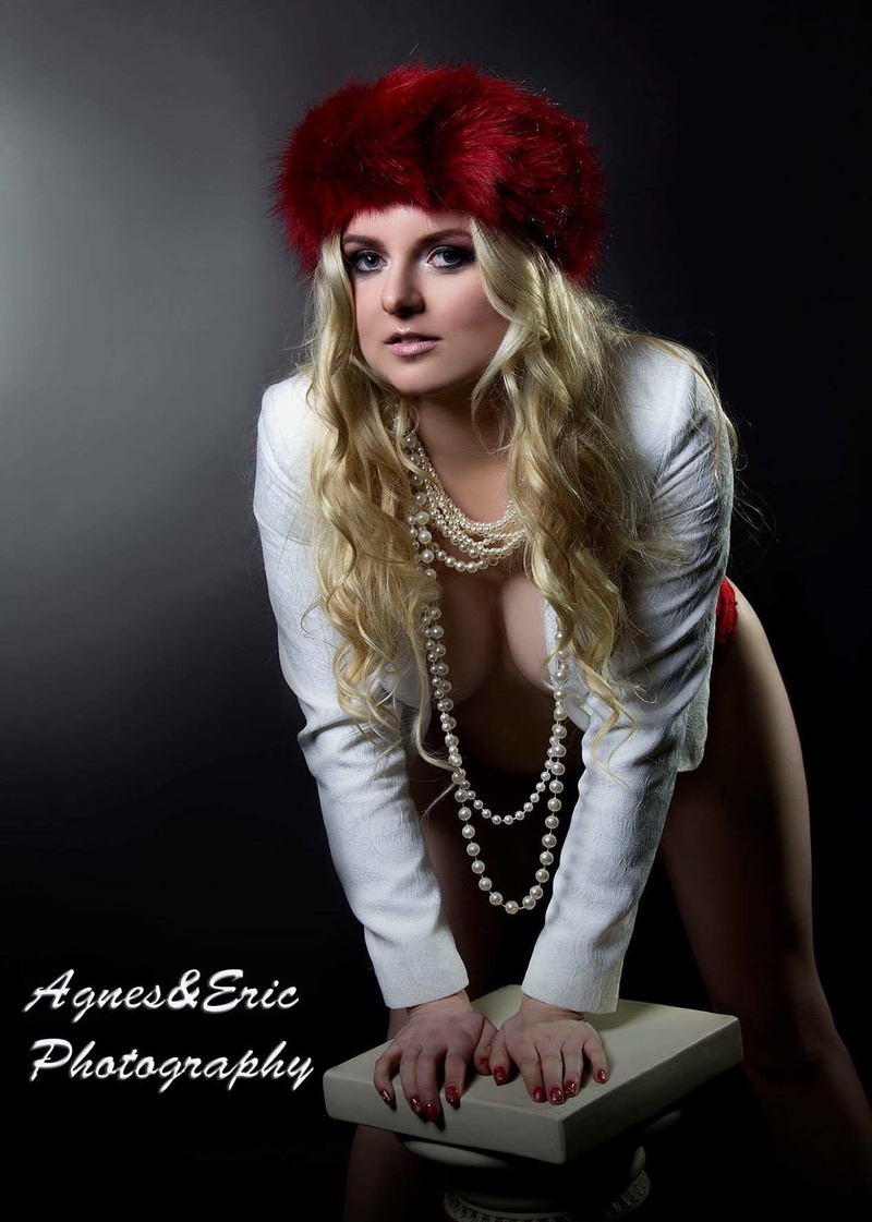Female model photo shoot of Agnieska 