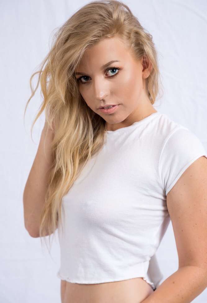 Female model photo shoot of Elisabeth Becker
