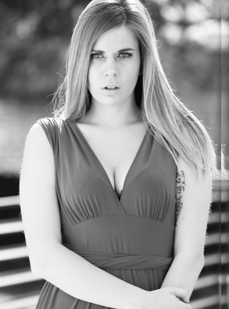 Female model photo shoot of Daniela Curvy