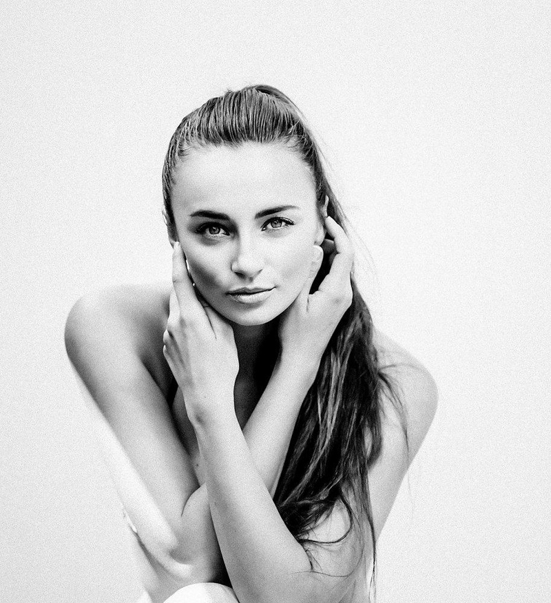 Female model photo shoot of Julia Mandych