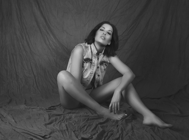 Female model photo shoot of Rebecca Izod