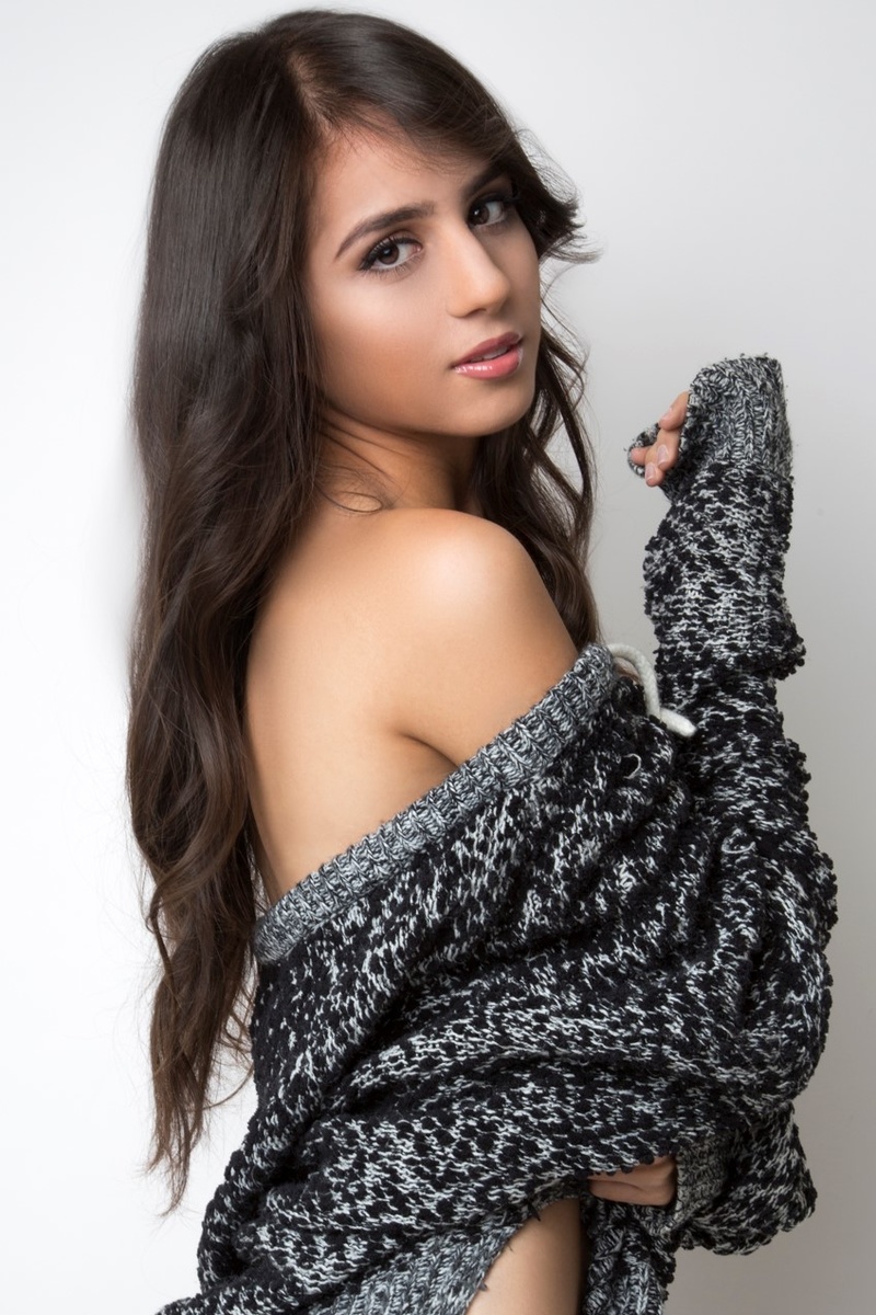 Female model photo shoot of Cassandra Caballero