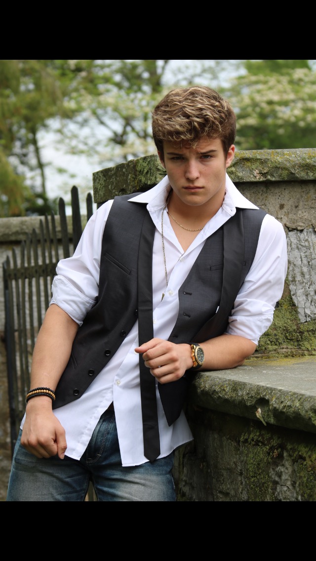 Male model photo shoot of Matthew Gummo