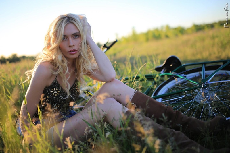 Female model photo shoot of Holly Emily Buls