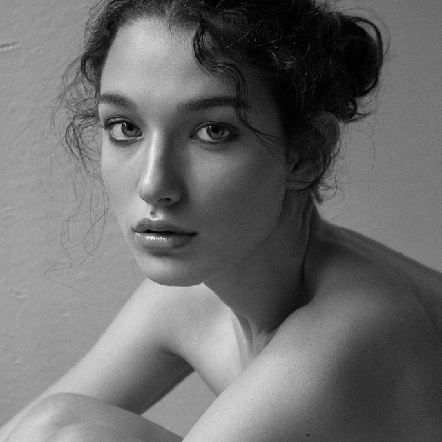 Female model photo shoot of Luthmila