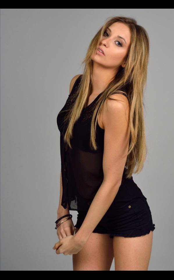 Female model photo shoot of Lara94