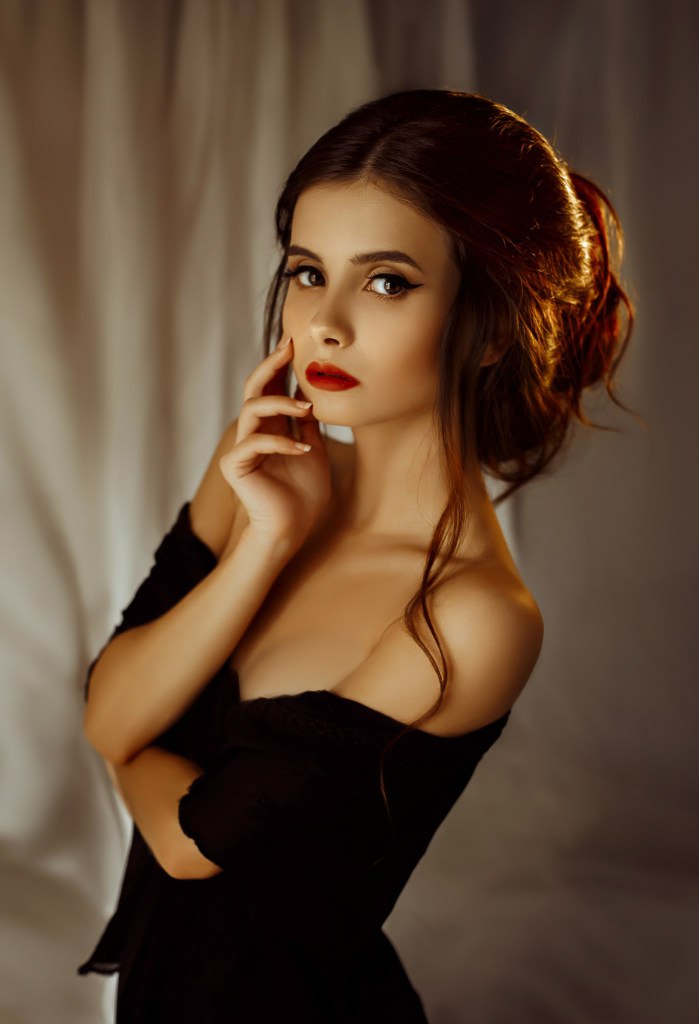 Female model photo shoot of Jeanne Evstafieva