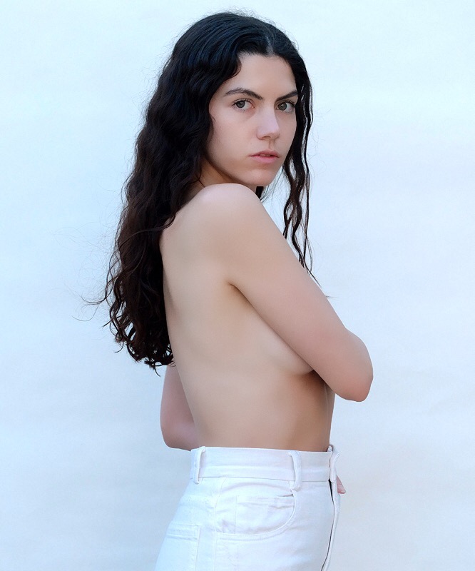 Female model photo shoot of Avi Taylor