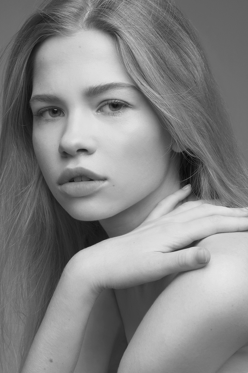 Female model photo shoot of Leoann by Alice Lehman