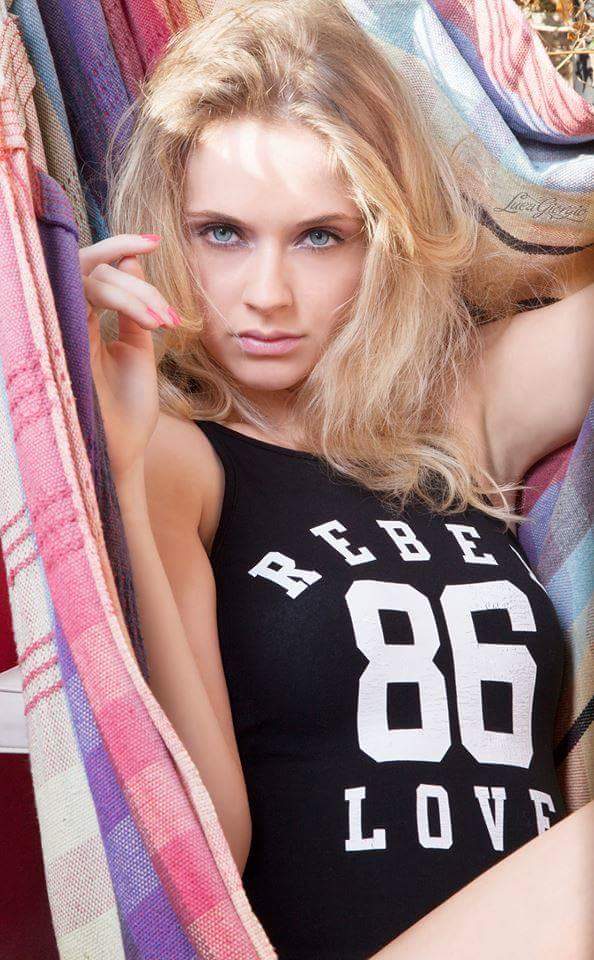 Female model photo shoot of Arlette_101