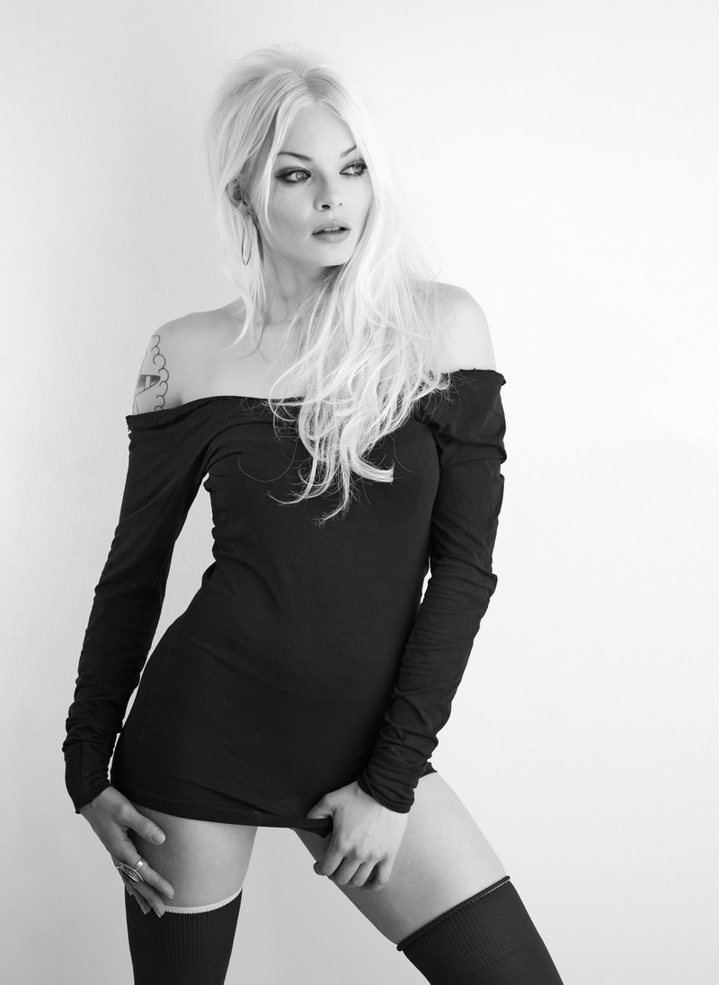 Female model photo shoot of Lulu Nielsen