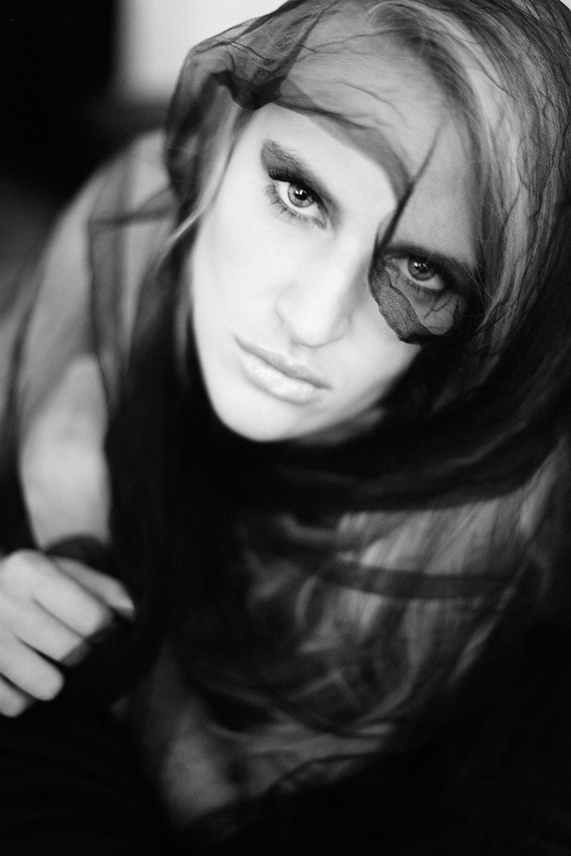 Female model photo shoot of Etravi2 by Pedro E Bauza