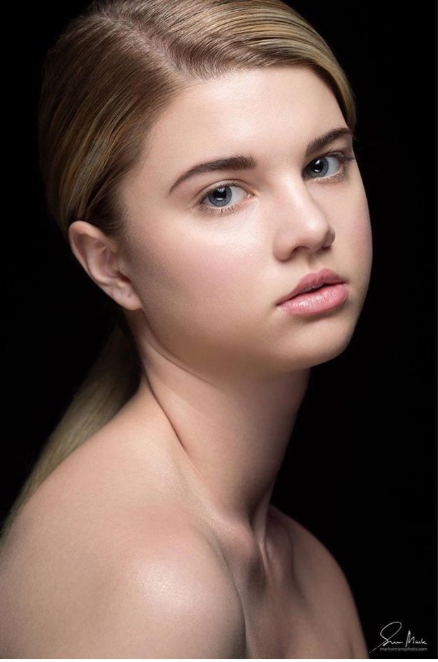 Female model photo shoot of lindseywett