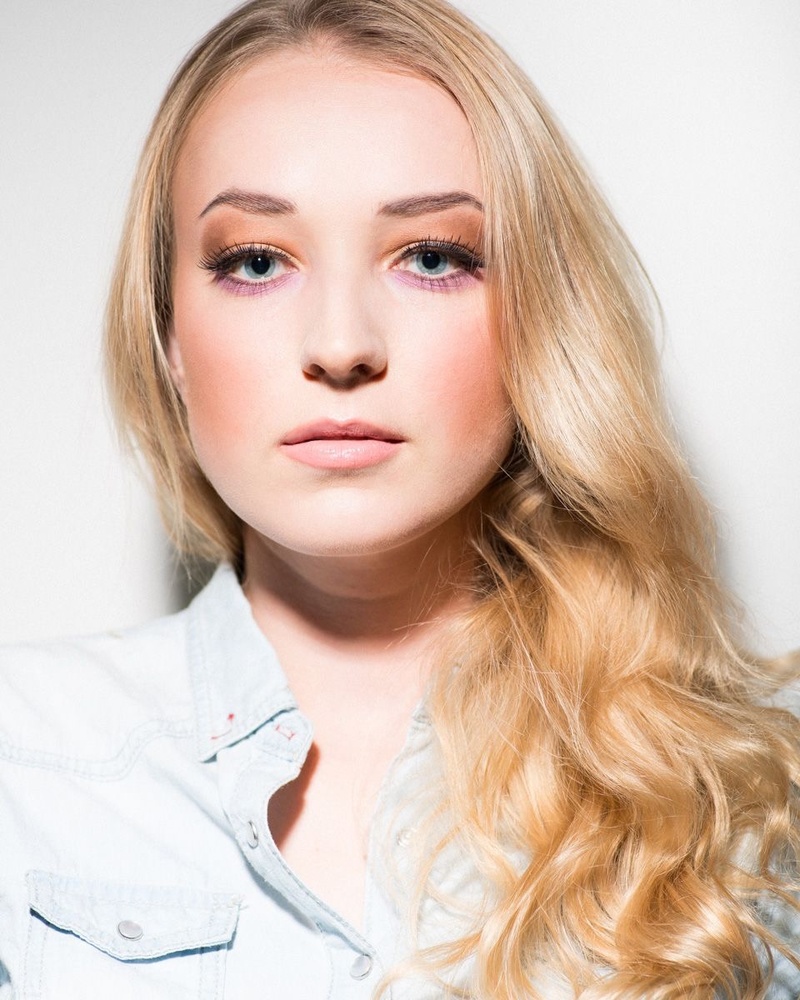 Female model photo shoot of Ksenia123