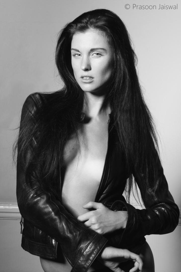 Female model photo shoot of Yanazya