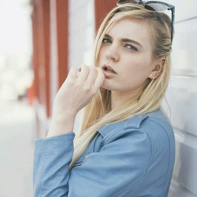 Female model photo shoot of CarlyRaeSummers