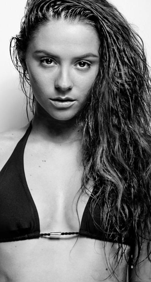 Female model photo shoot of Kayla Chapman