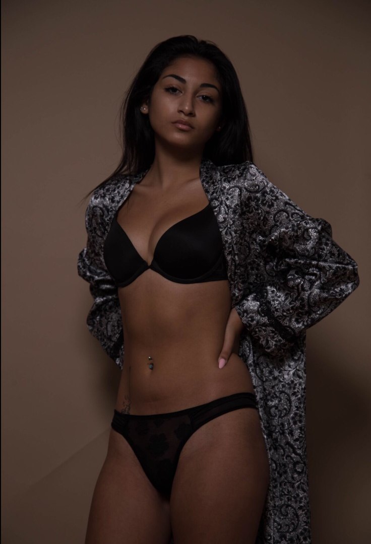 Female model photo shoot of LatinaBarbiee