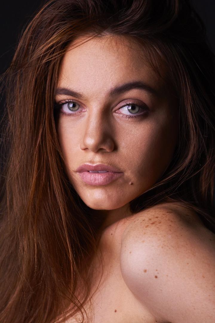 Female model photo shoot of bobbiedavis