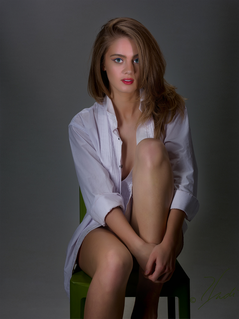 Female model photo shoot of Danilloyd
