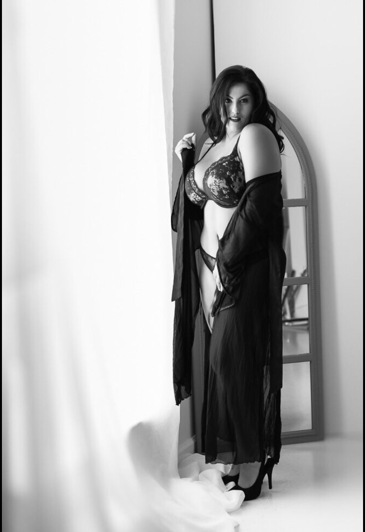 Female model photo shoot of Amber Aranda