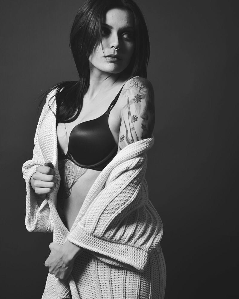 Female model photo shoot of yana_mania
