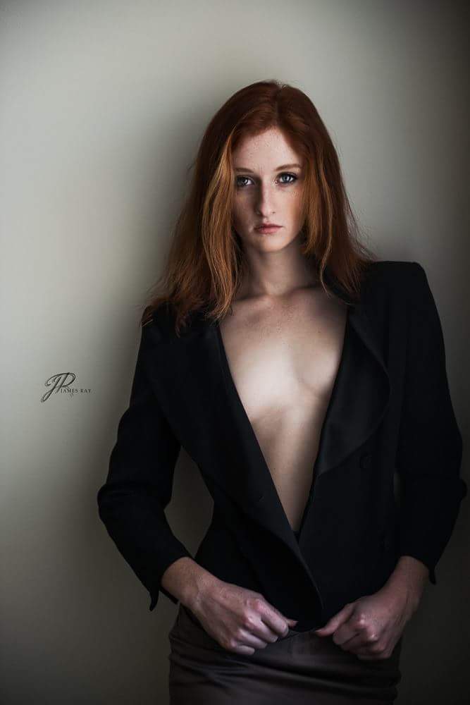 Female model photo shoot of Melinda_the_red