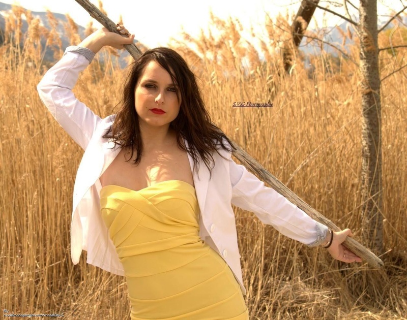 Female model photo shoot of Ely18
