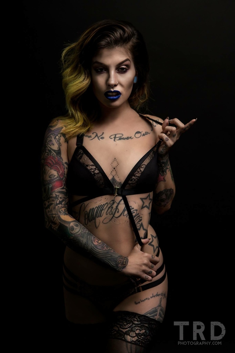 Female model photo shoot of zombieprincess