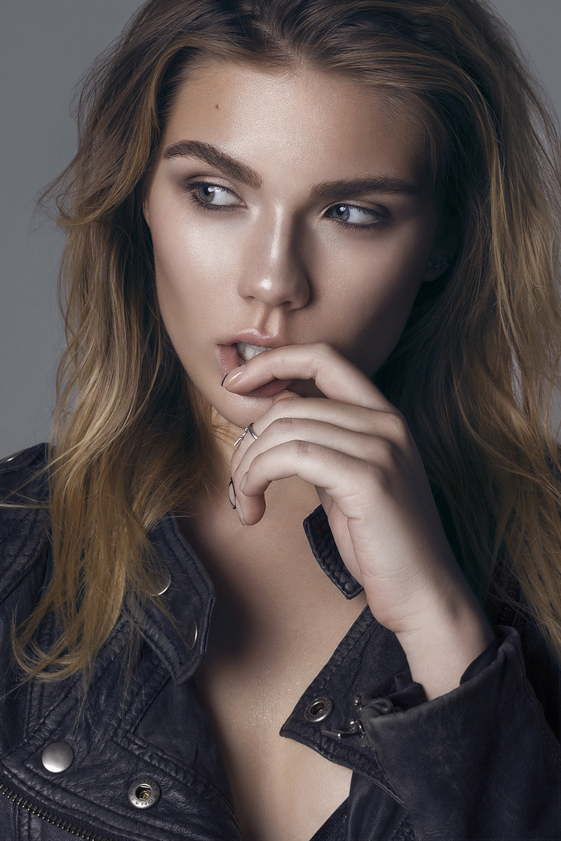 Female model photo shoot of LaurenVerdeza by Alice Lehman