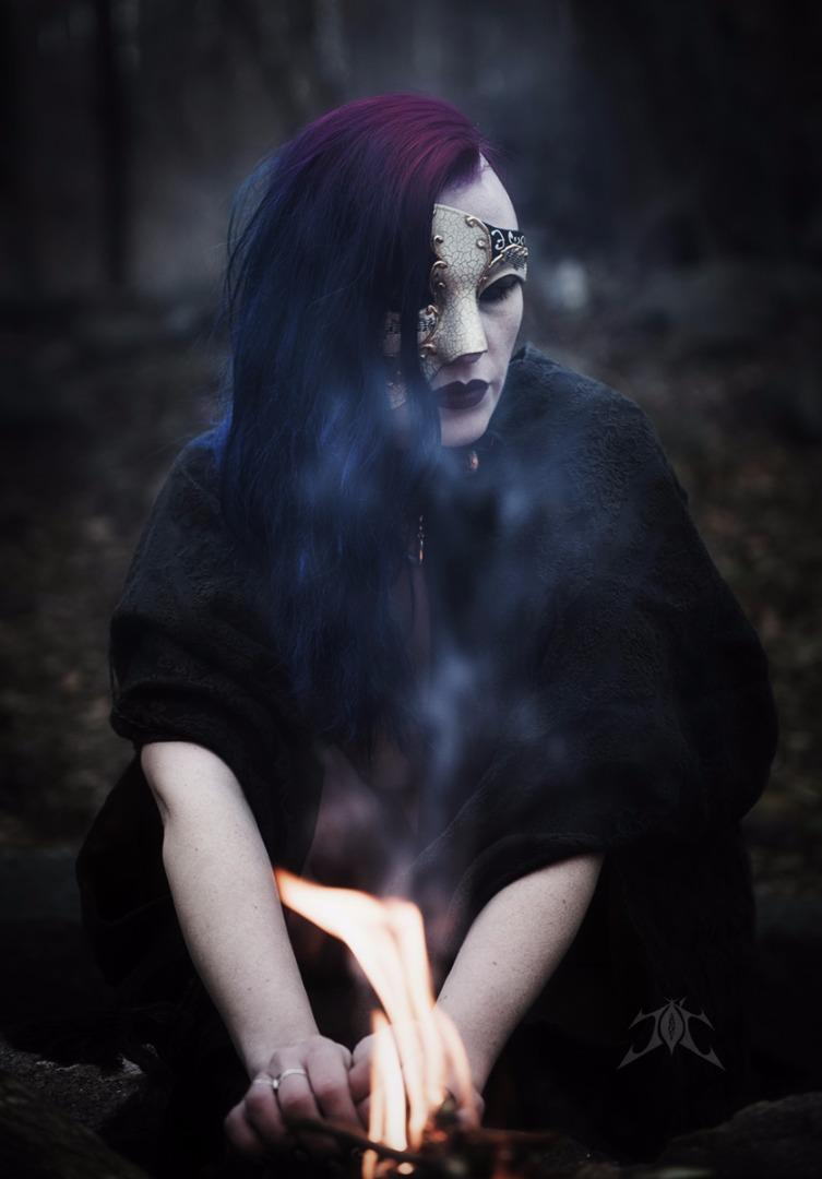 Female model photo shoot of Kat Raventhorne by Obsidian Dreams