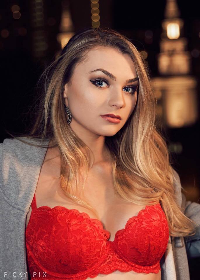 Female model photo shoot of Racheltaylorfox