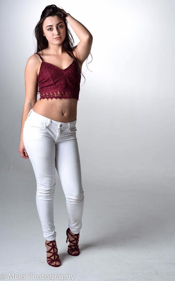 Female model photo shoot of Lexxii689
