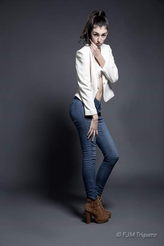 Female model photo shoot of Elia Ariza