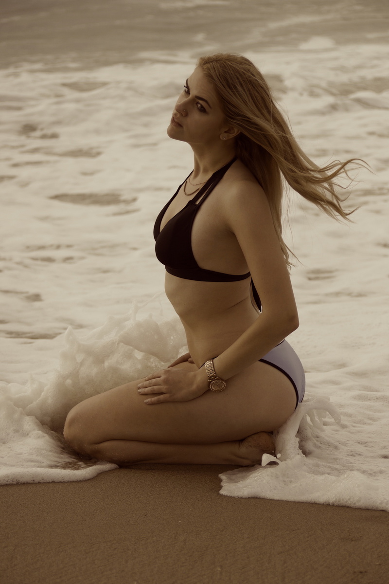Female model photo shoot of AnneSchade in Hermosa Beach, CA