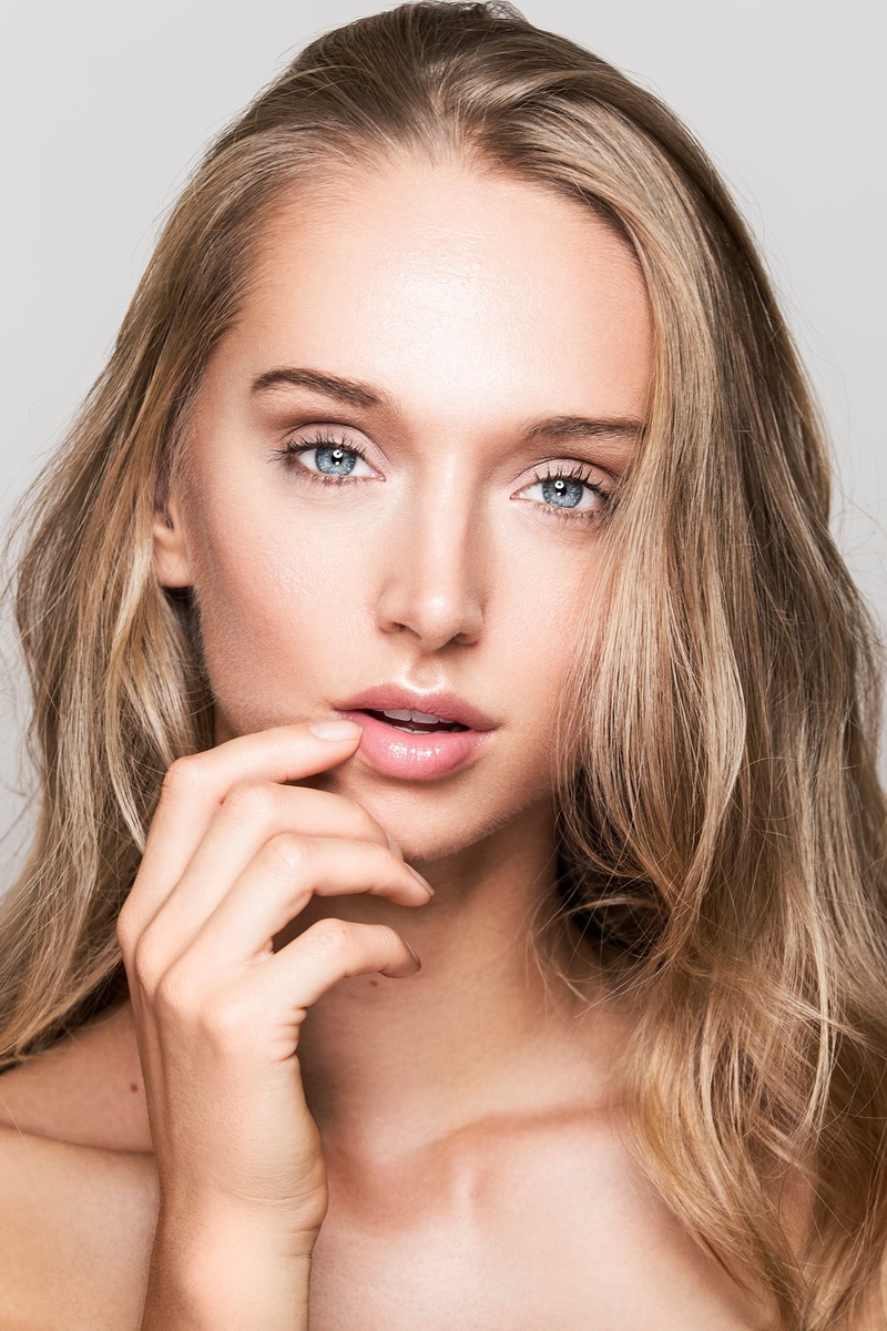Female model photo shoot of Lips N Lashes By Lauren