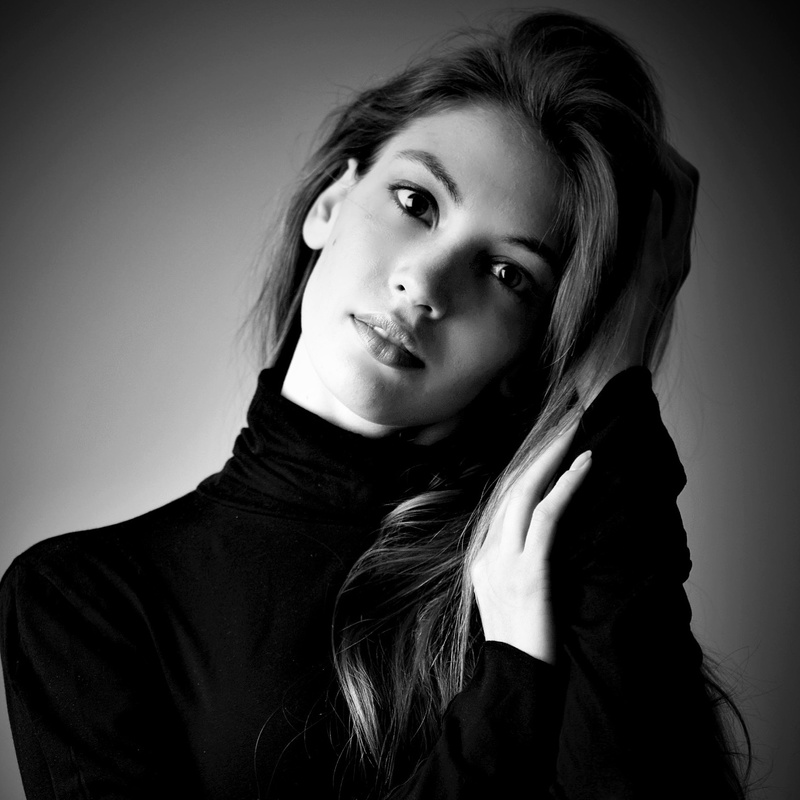 Female model photo shoot of Lana Volk