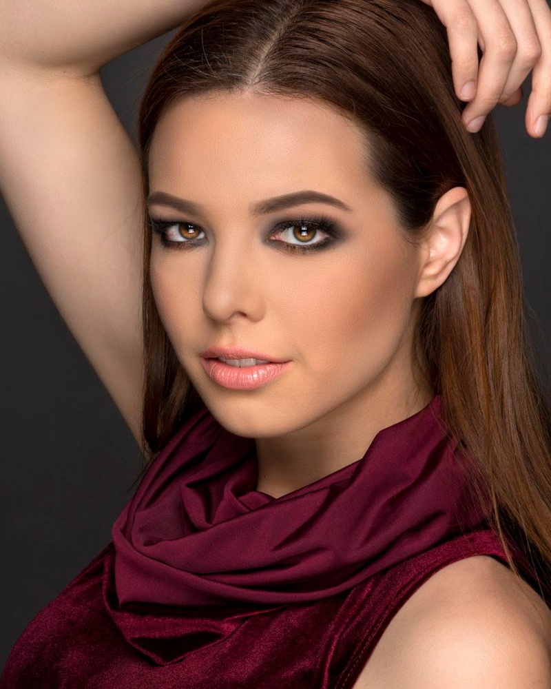 Female model photo shoot of Lauren Conklin